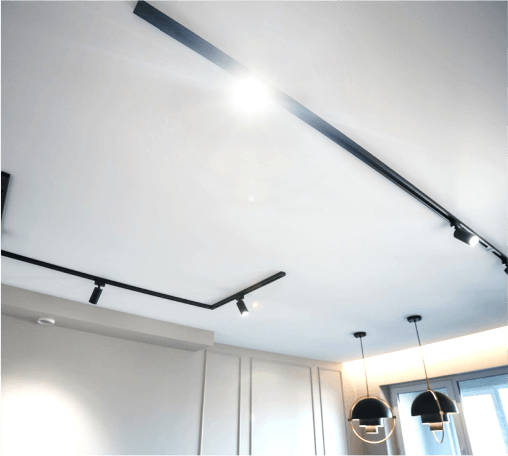 Натяжные потолки с трековым освещением